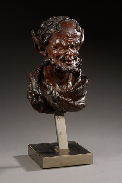 null Sculpture en bois sculpté et teinté représentant le buste d'un satire barbu...