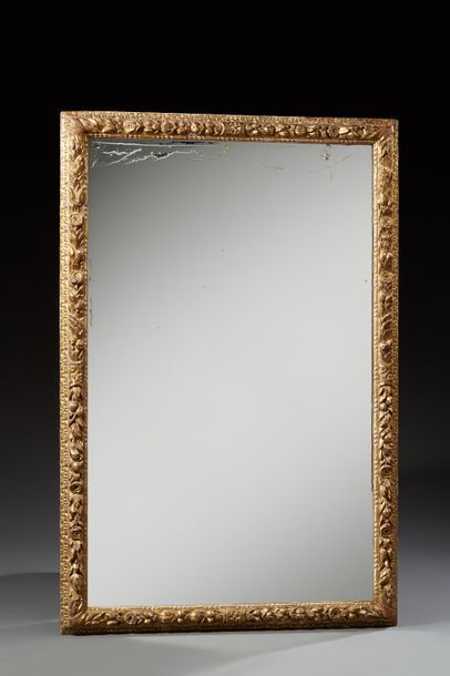 null Miroir rectangulaire en largeur en bois doré et sculpté d'une guirlande de fleurs.

Dans...