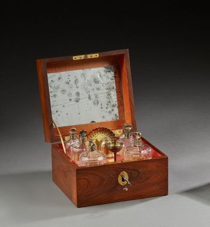 null Coffret de voyage en placage de palissandre formant nécessaire à parfum en verre...