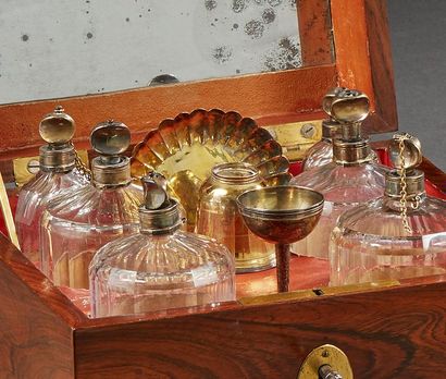 null Coffret de voyage en placage de palissandre formant nécessaire à parfum en verre...