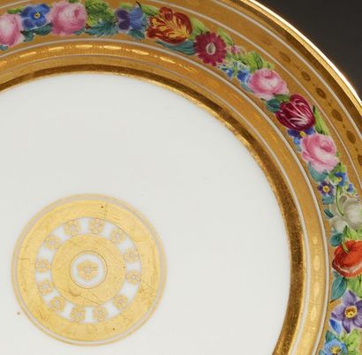null Suite de sept assiettes de table en porcelaine de Paris à décor sur l'aile d'une...