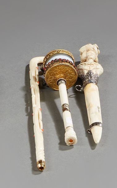 null Lot d'objets en ivoire et ivoire marin comprenant : 

- un coupe-papier à décor...