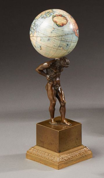 null Statuette en bronze patiné représentant un Atlas nu, reposant sur une base carrée...