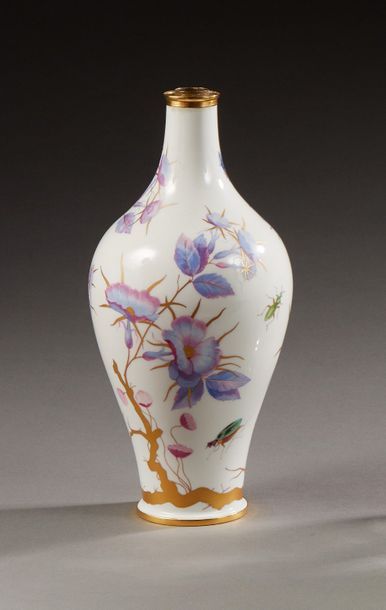 null SEVRES

Vase en porcelaine de forme balustre à décor de fleurs violettes et...