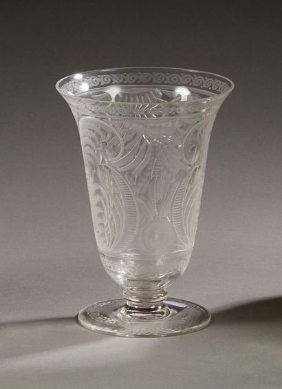 null Petit vase en verre soufflé de forme évasée à décor gravé en plein de feuillages...