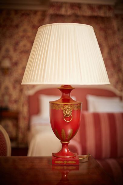 null Vaughan Designs. Une lampe en tôle laquée rouge et doré de style Regency, en...