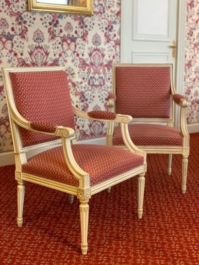 null Paire de fauteuils de style Louis XVI à dossier carré en bois laqué blanc garnis...