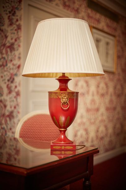 null Vaughan Designs. Une lampe en tôle laquée rouge et doré de style Regency, en...