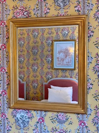 null Miroir rectangulaire de style Louis XVI en bois stuqué et doré.

(légères usures...