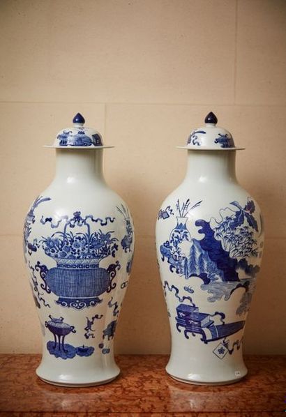 null Paire de vases couvert de forme balustre en porcelaine de Chine blanche à décor...
