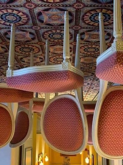 null Suite de 7 chaises de style Louis XVI à dossier médaillon en bois laqué crème,...