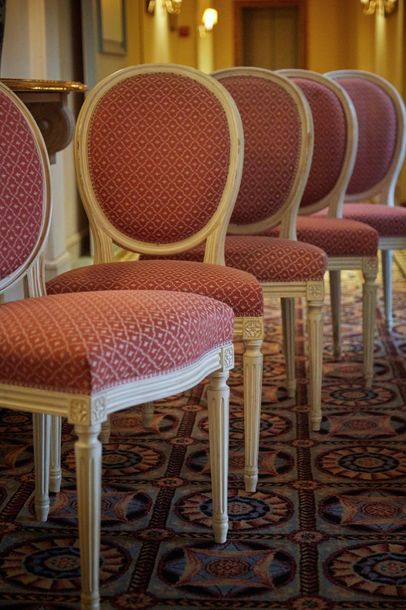 null Suite de six chaises de style Louis XVI à dossier médaillon en bois laqué crème,...