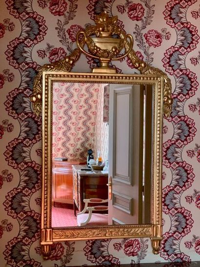 null Miroir de style Louis XVI rectangulaire en bois doré surmonté d'un fronton ajouré...