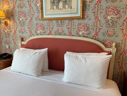 null Deux têtes de lit en bois laqué blanc de style Louis XVI dossier anse de panier...