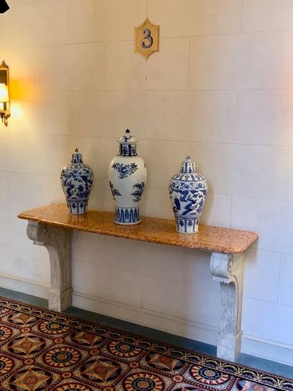 null Vase couvert de forme balustre en porcelaine de Chine blanche, décoré en bleu...