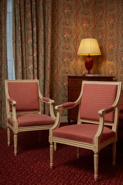 null Trois fauteuils à dossier carré de style Louis XVI en bois laqué crème, reposant...