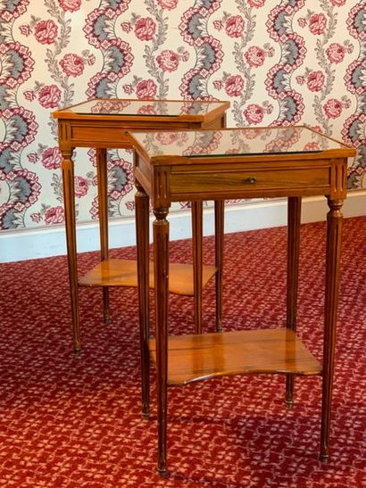 null Paire de tables de chevet de style Louis XVI en bois teinté merisier ouvrant...