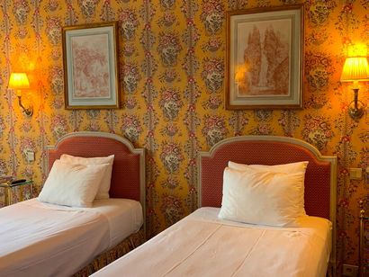 null Quatres têtes de lits en bois laqué gris de style Louis XVI, dossier en anse...