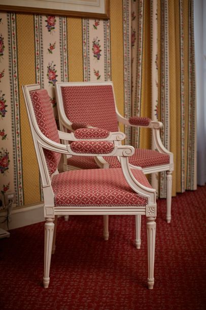 null Suite de trois fauteuils à dossier carré de style Louis XVI en bois laqué crème,...