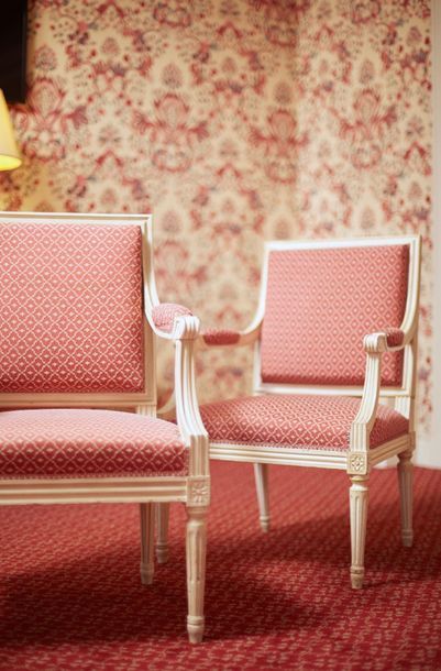 null Paire de fauteuils à dossier carré de style Louis XVI en bois laqué crème, reposant...