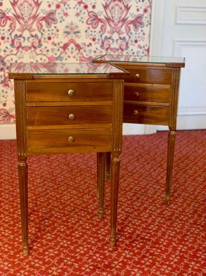 null Deux paires de table de chevet en bois teinté acajou de style Louis XVI ouvrant...