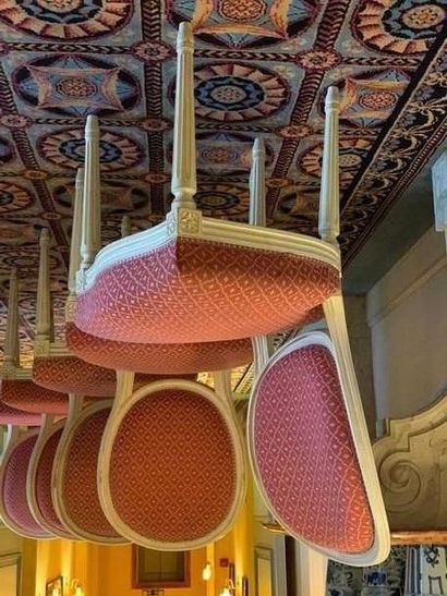 null Suite de six chaises de style Louis XVI à dossier médaillon en bois laqué crème,...