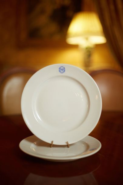 null BERNARDAUD Limoges. Suite de 12 assiettes plates en porcelaine blanche, chiffrées...