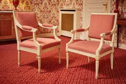 null Paire de fauteuil à dossier carré de style Louis XVI en bois laqué crème, reposant...