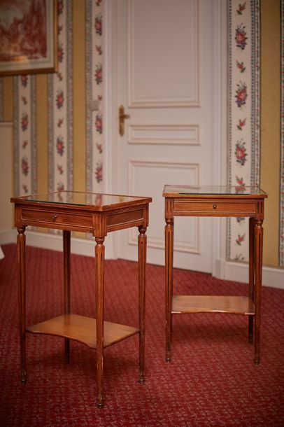 null Paire de tables de chevet de style Louis XVI en bois teinté merisier ouvrant...