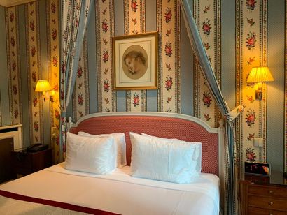 null Deux têtes de lit en bois laqué blanc de style Louis XVI dossier anse de panier...