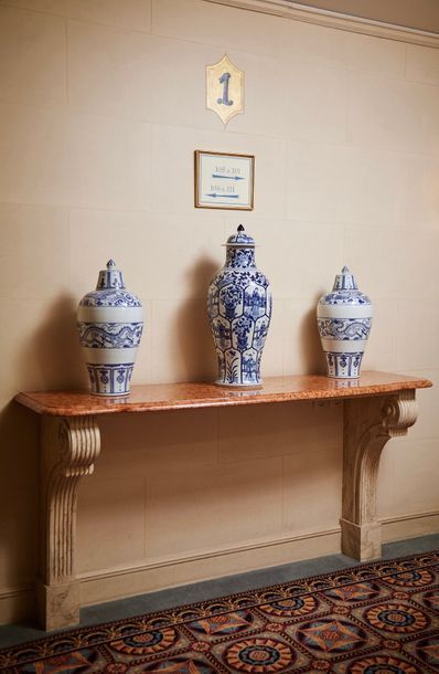 null Paire de vases balustres couverts en porcelaine de Chine blanche, décor en bleu...