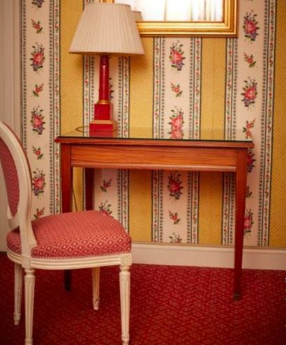 null Bureau en bois teinté acajou de style Louis XVI, ceinture à bandeau, reposant...
