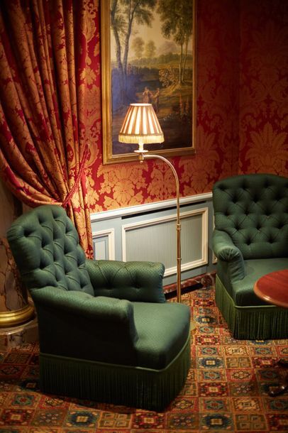 null Paire de fauteuils confortables de style Napoléon III entièrement garnis de...