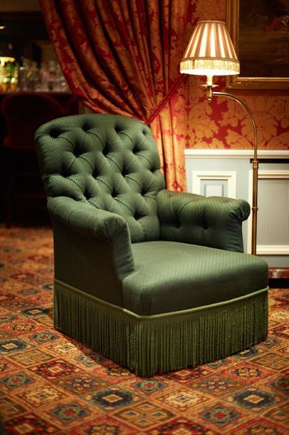 null Paire de fauteuils confortables de style Napoléon III entièrement garnis de...