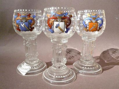 null Trois verres Römer en verre blanc à décor armorié émaillé polychrome dans un...