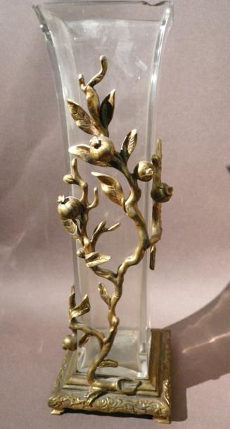 Edouard ENOT (XIXe-XXe siècle) Vase de section carrée en cristal, dans une monture...