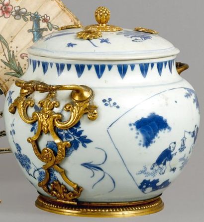 CHINE Pot couvert de forme pansue, en porcelaine à décor en camaïeu bleu de fleurettes...