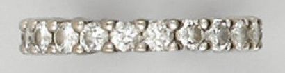 null Alliance en or gris sertie de 22 diamants taillés en brillant. Tour de doigt:...