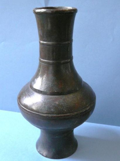 null Vase en bronze à patine brune. Chine époque Ming XVIIe siècle. Haut.: 19 cm