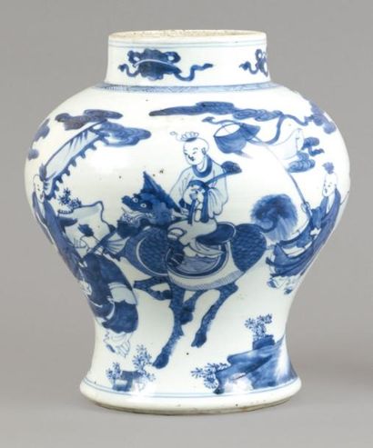 null Pot balustre en porcelaine décorée en bleu sous couverte d'un lettré debout...