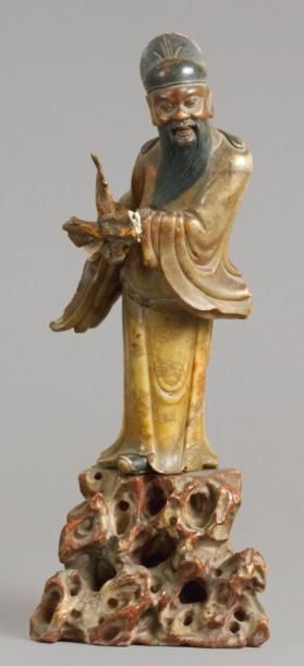 null Statuette d'immortel debout en stéatite grise debout sur un socle. Chine, XVIIIe...