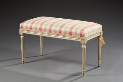 null Un banc de style Louis XVI en bois laqué rechampi en vert, garni d'une toile...