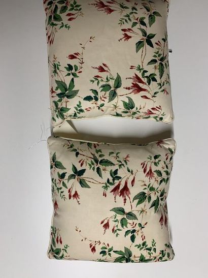 null Une paire de coussins en coton imprimé de fleurs rouges. Colefax & Flower, Fuchsia,...