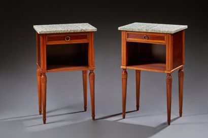null Une paire de tables de chevet de style Louis XVI ouvrant par une niche et un...