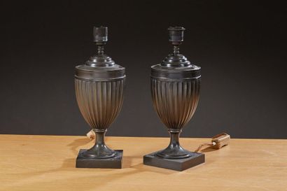 null Vaughan Designs. Une paire de lampes en bronze pâtiné en forme d'urne géorgienne....