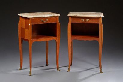 null Paire de tables de chevet de style Louis XV en bois de placage à toutes faces...