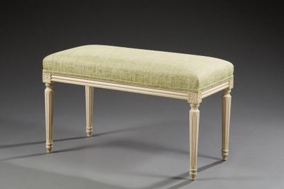 null Un banc de style Louis XVI en bois laqué rechampi en vert, garni d'une toile...