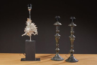 null Lot de trois lampes composé d'une paire de flambeaux de style Louis XIV en bronze...