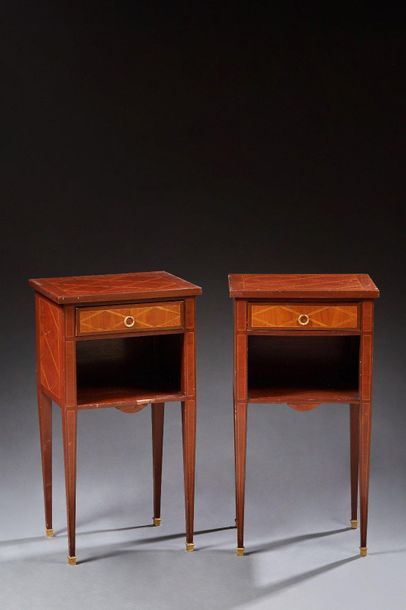 null Une paire de tables de chevet de style Louis XVI en bois de placage ouvrant...