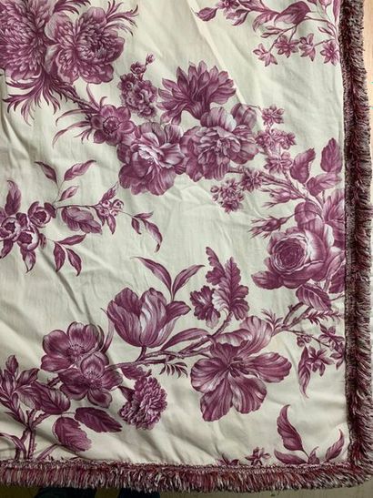 null Un grand rideau en toile de Jouy blanche imprimée de fleurs violettes, bordure...